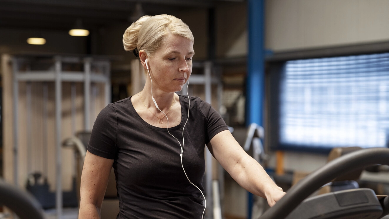 Immagine di Ilse in palestra. Il cateterismo intermittente (CI) è un metodo per svuotare la vescica utilizzando un piccolo tubo cavo chiamato catetere.