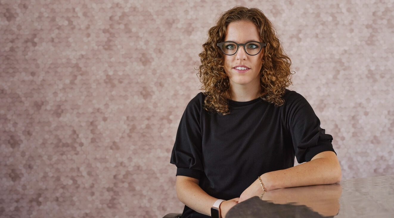 Foto di Marianne, che convive con problemi alla vescica causati dalla sclerosi multipla. Marianne utilizza cateteri intermittenti per gestire questi sintomi. 