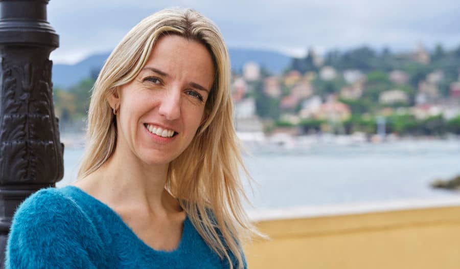 Immagine di Elisa, che convive con la sclerosi multipla. Elisa utilizza cateteri intermittenti per gestire i sintomi vescicali 