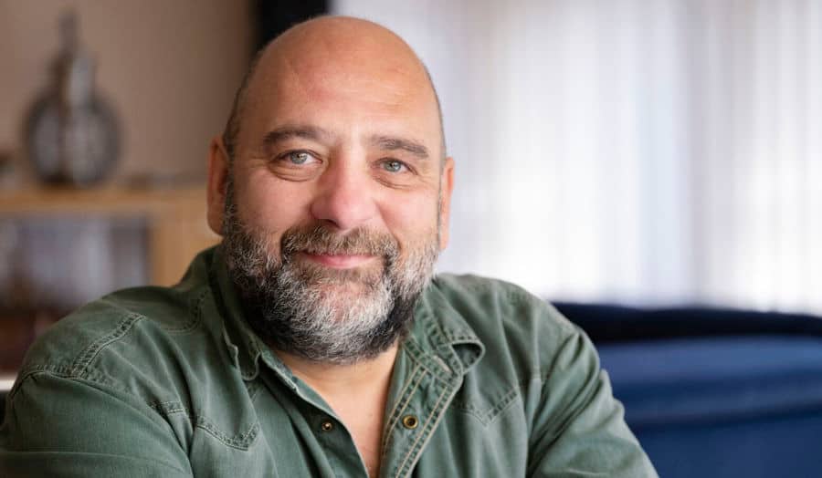 Immagine di Michael, che convive con la sclerosi multipla. Michael utilizza cateteri intermittenti per gestire i sintomi vescicali 