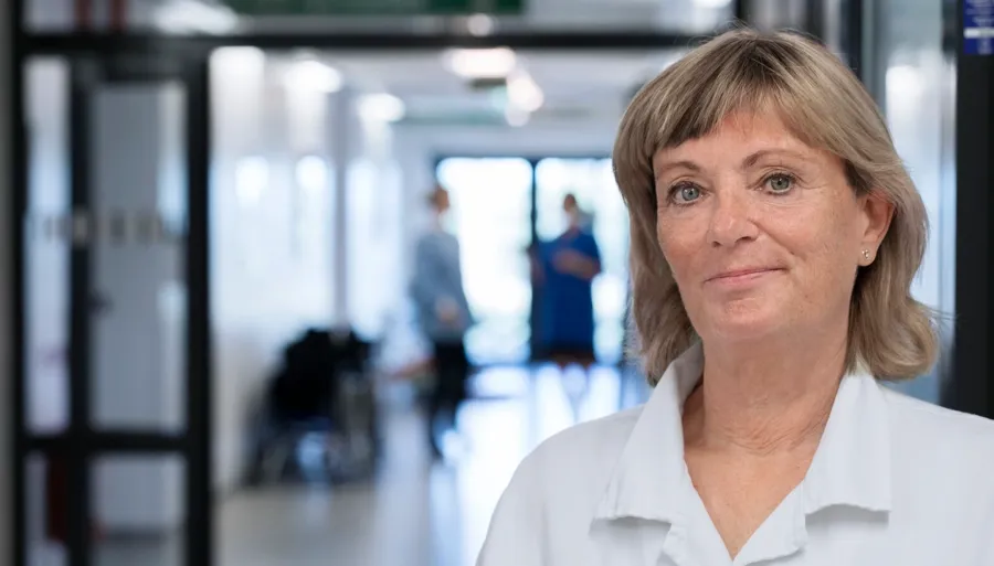 Foto ritratto dell’infermiera Anna. L'irrigazione transanale (TAI) consiste nell'immissione di acqua nell'intestino per consentire l'evacuazione delle feci presenti nel retto e nel colon discendente. 