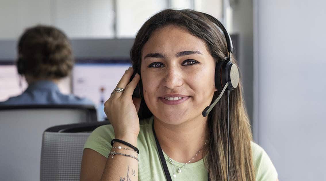 Eleonora, consulente Coloplast Care, è seduta alla sua scrivania e parla al telefono con un utente. Il servizio fornisce assistenza personalizzata per aiutare a gestire problemi vescicali e intestinali 