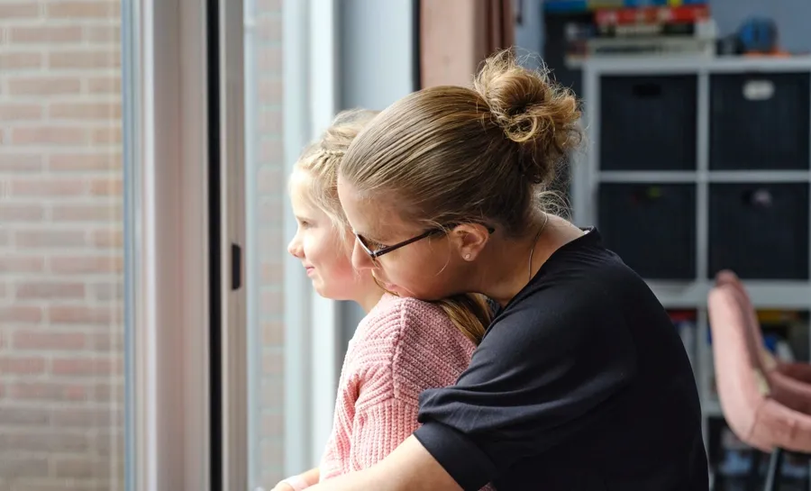 Foto di Marianne e sua figlia. Quando le condizioni di Marianne sono peggiorate, ha contattato il medico e le è stata diagnosticata la sclerosi multipla.