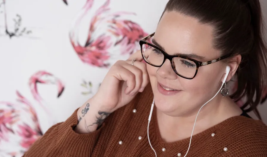 Foto ritratto di Sarah mentre ascolta musica. A Sarah è stata diagnosticata la sclerosi multipla e pratica il cateterismo per gestire i problemi alla vescica.  