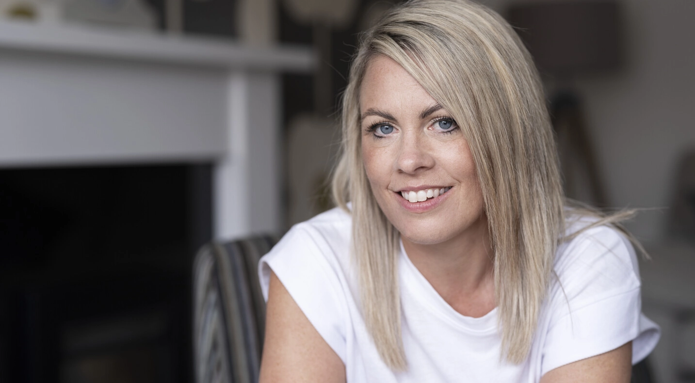 Laura seduta nel suo salotto 