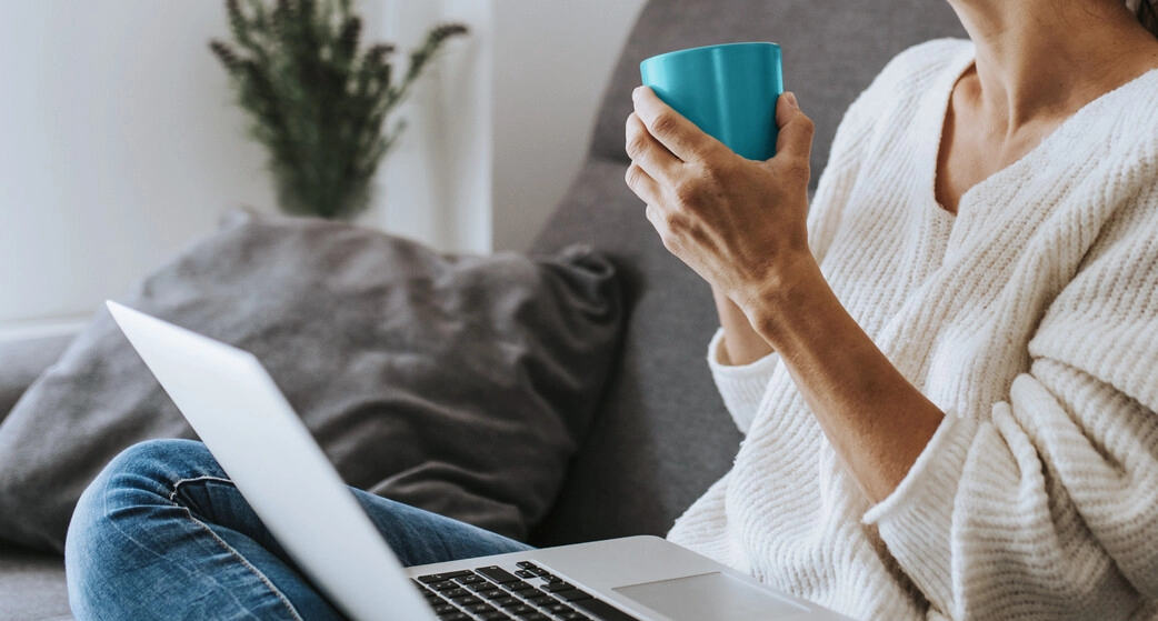 Immagine di una donna che tiene in mano un bicchiere d'acqua. La vescica è un organo cavo che immagazzina l'urina fino a quando può essere espulsa dal corpo. Le pareti della vescica si espandono per immagazzinare l'urina, quindi si contraggono e si appiattiscono per svuotarla attraverso l'uretra. 
