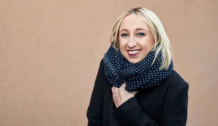 Immagine ritratto di Eva, che convive con la sclerosi multipla e problemi alla vescica. La sclerosi multipla può danneggiare la mielina che protegge i nervi e distorcere i segnali tra il cervello e la vescica, causando disfunzioni vescicali. 