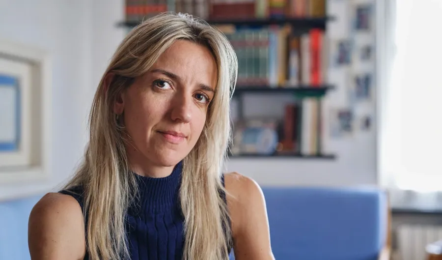 Immagine ritratto di Elisa. Elisa convive con la sclerosi multipla e ha problemi a svuotare la vescica. A volte questo ha portato a infezioni del tratto urinario. 