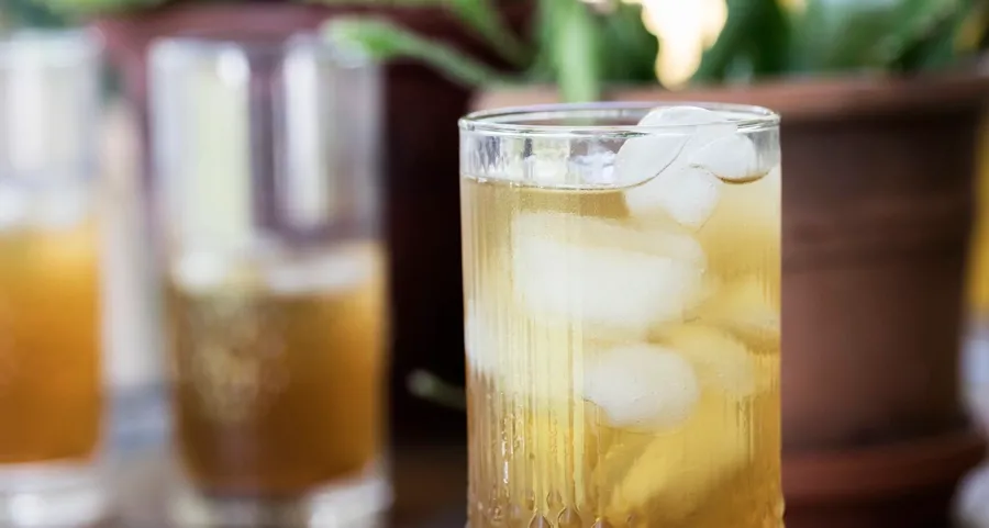 Immagine di una bevanda ghiacciata. Se soffri spesso di infezioni del tratto urinario, può essere sintomo di un problema vescicale. 