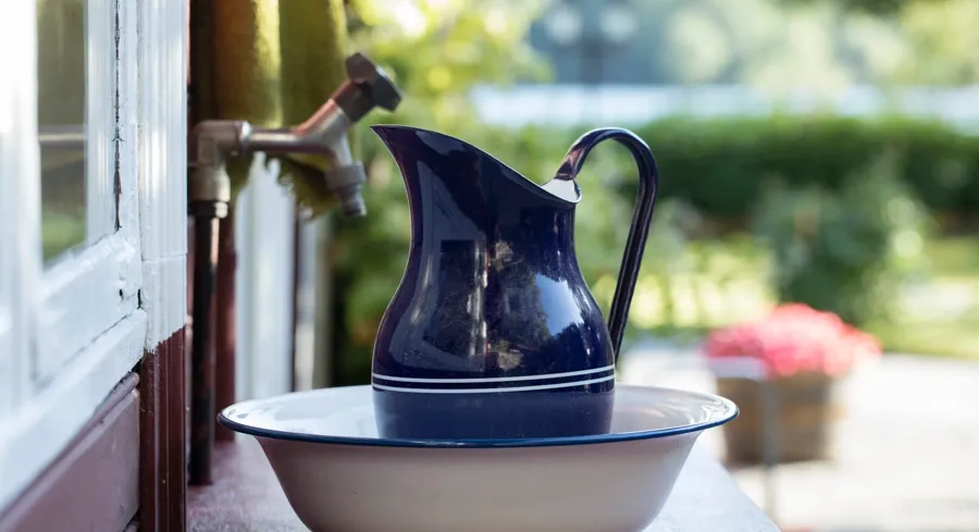 Immagine di una brocca d'acqua. Le infezioni del tratto urinario possono avere un impatto più accentuato nelle persone affette da sclerosi multipla possono. Questo perché altri sintomi della sclerosi multipla possono aggravarsi 