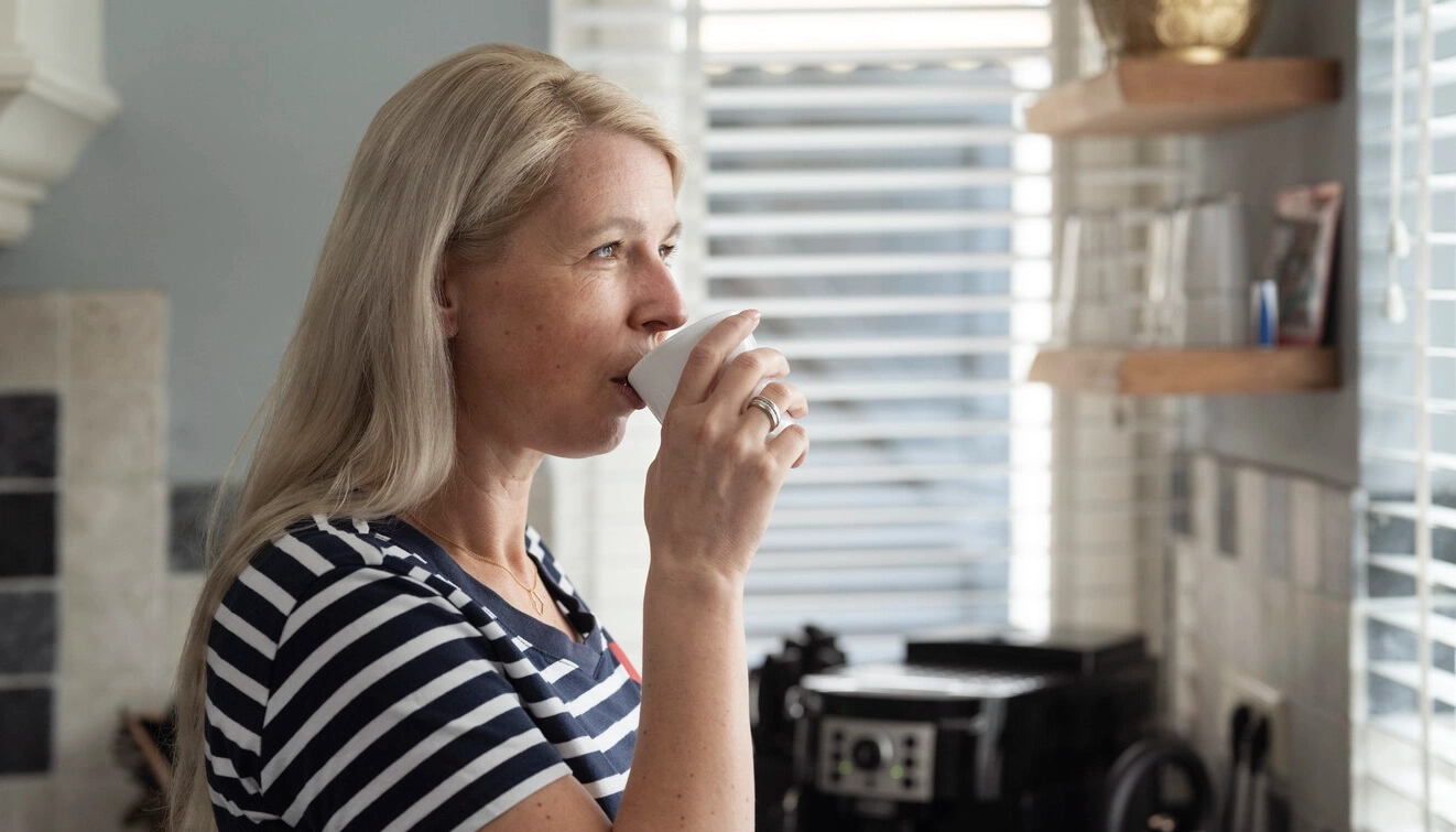 Immagine di Ilsa, che convive con la sclerosi multipla. Ilse utilizza cateteri intermittenti per gestire i suoi problemi alla vescica. 